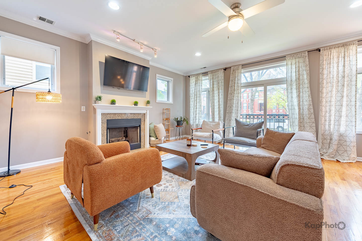 Property Photo: 633 E Bowen Avenue 1W IL 60653