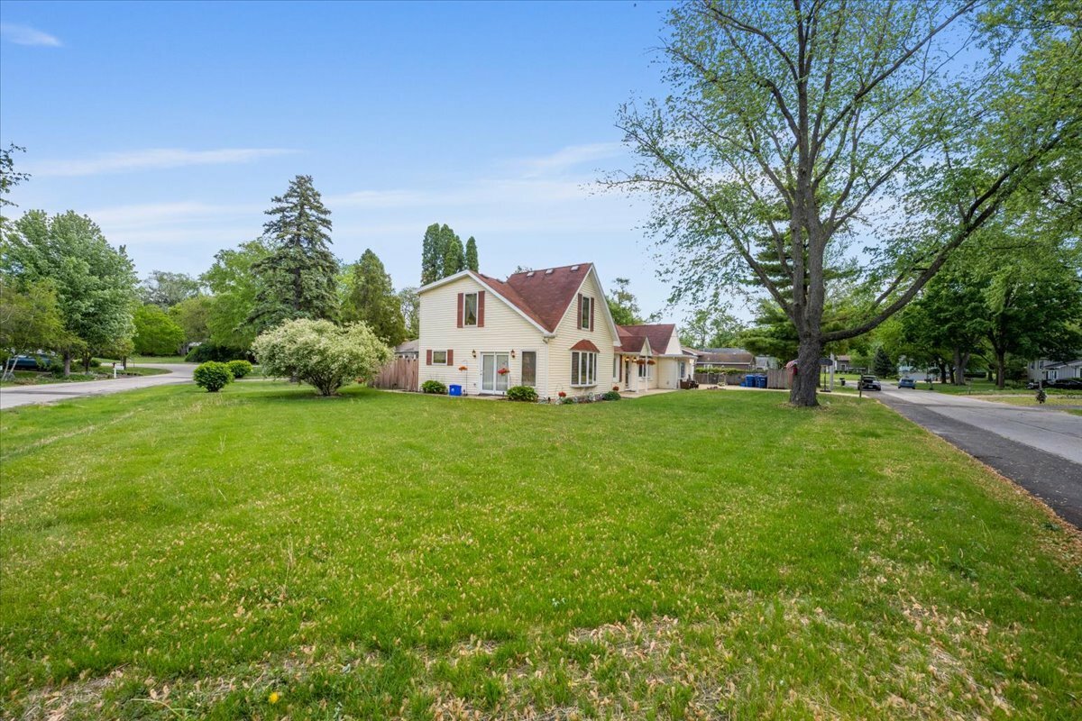 Property Photo: 125 Maple Court IL 60134