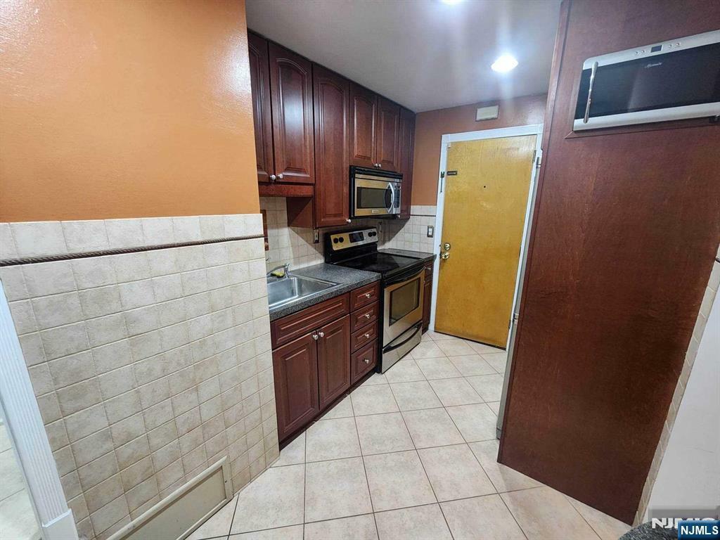 Property Photo:  13 S 3rd Street 2F  NJ 07029 