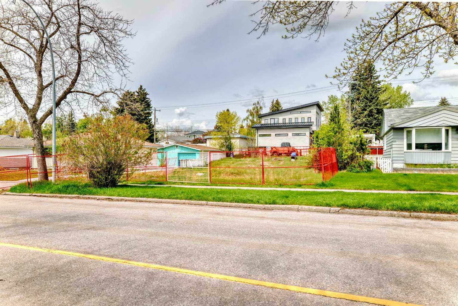 Property Photo:  521 Northmount Drive NW  AB T2K 3J1 
