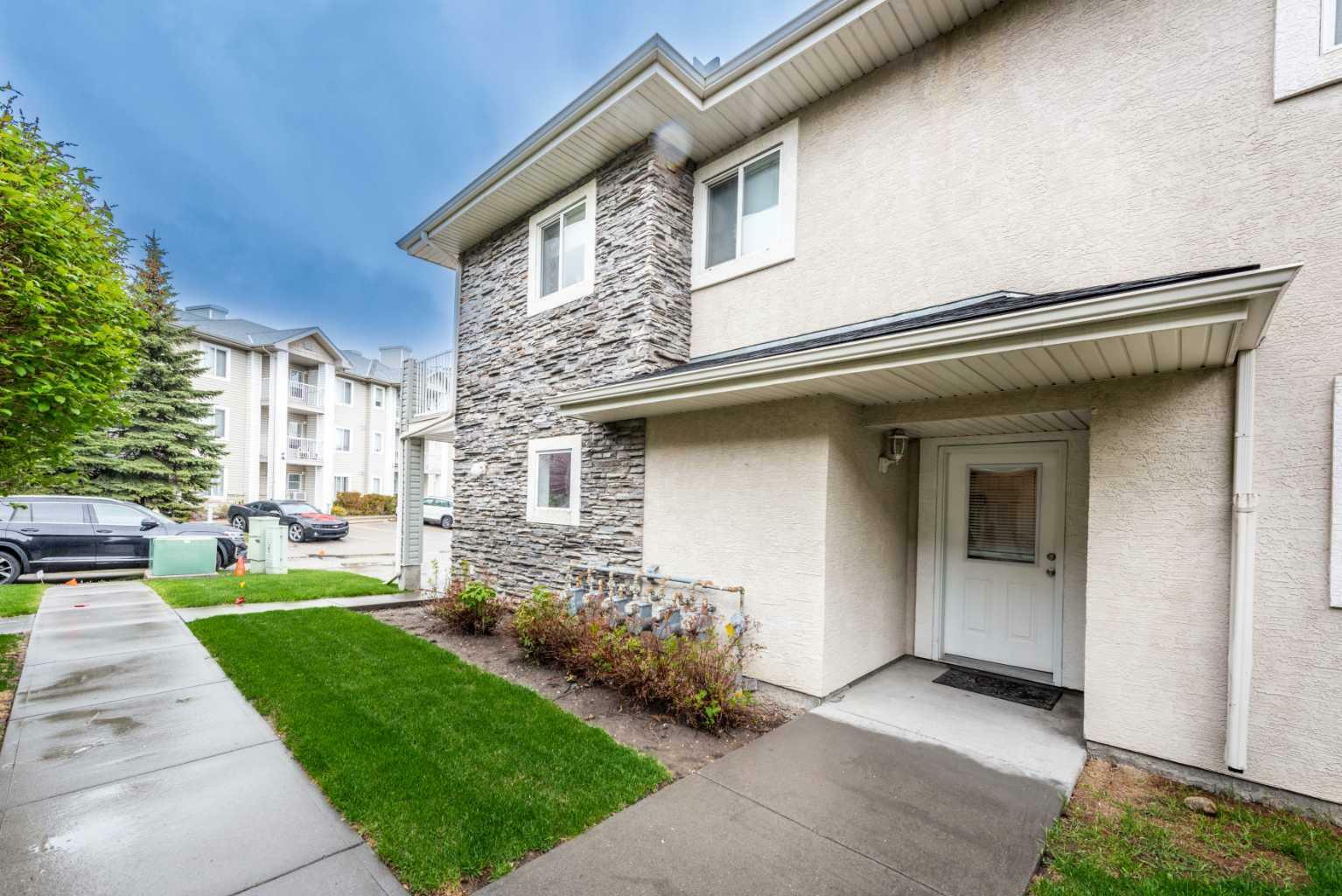 Property Photo:  6807 Pinecliff Grove NE  AB T1Y 7K8 