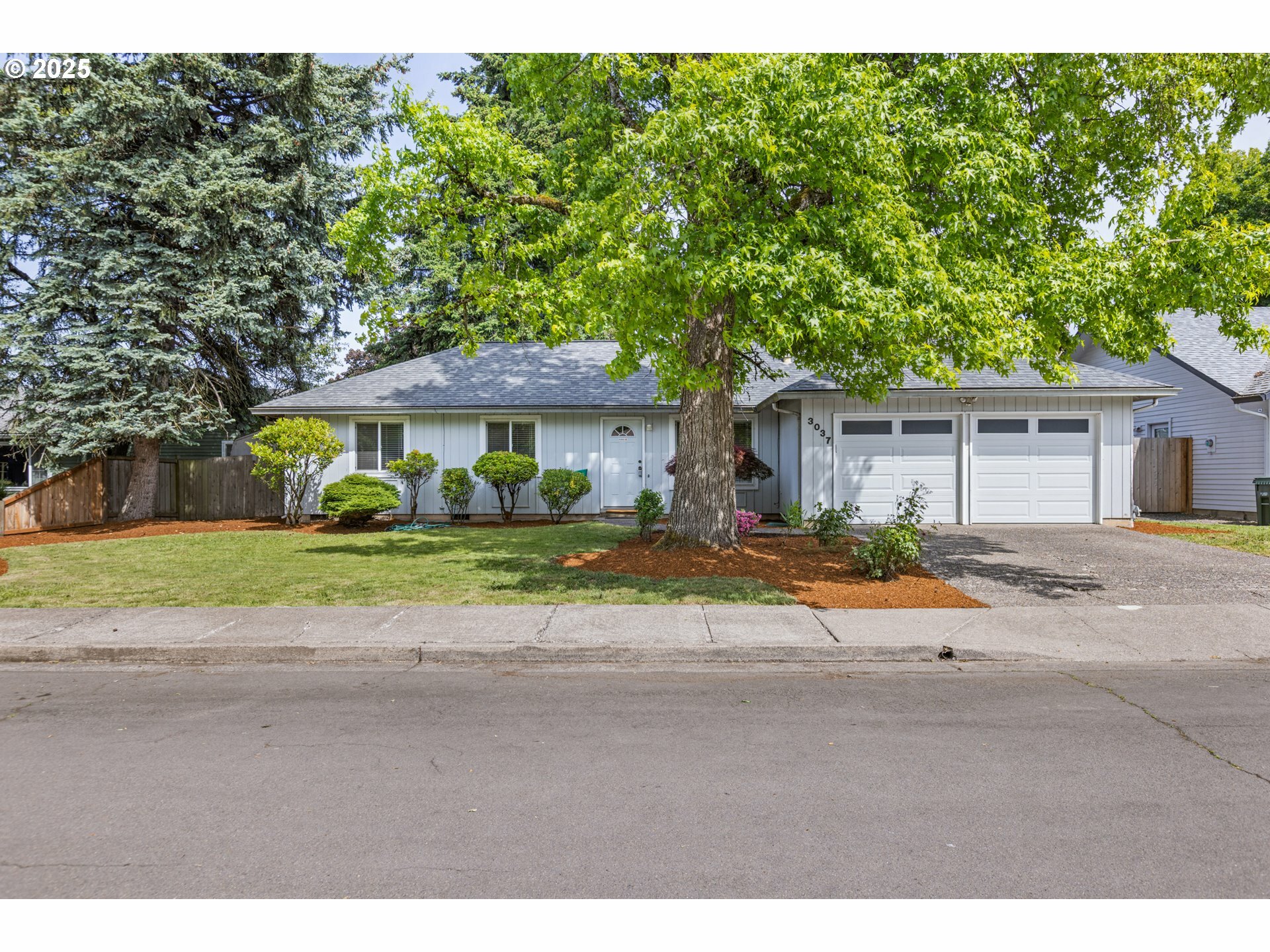 Property Photo: 3037 Kentwood Dr OR 97401
