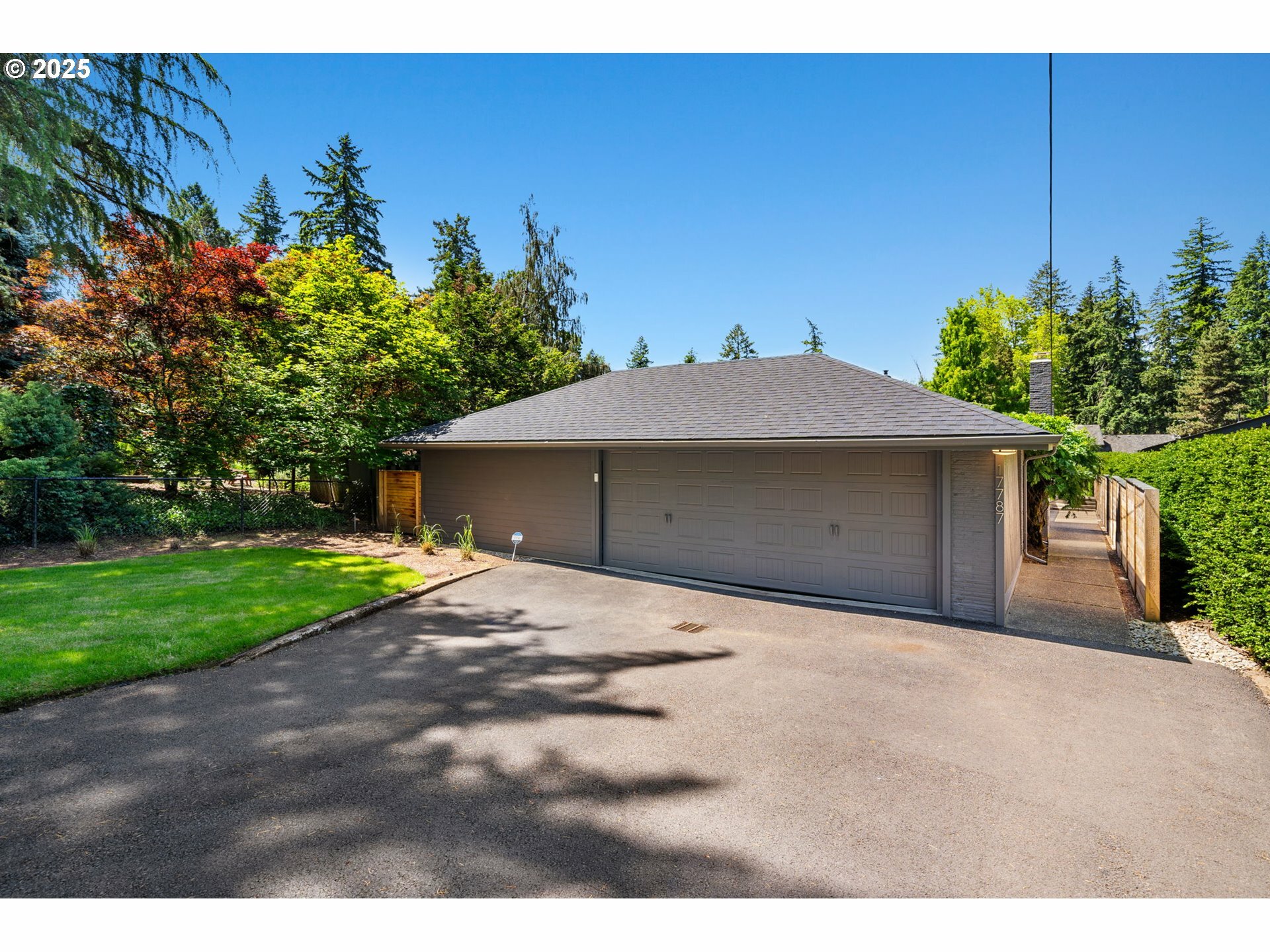 Property Photo: 17787 Kelok Rd OR 97034
