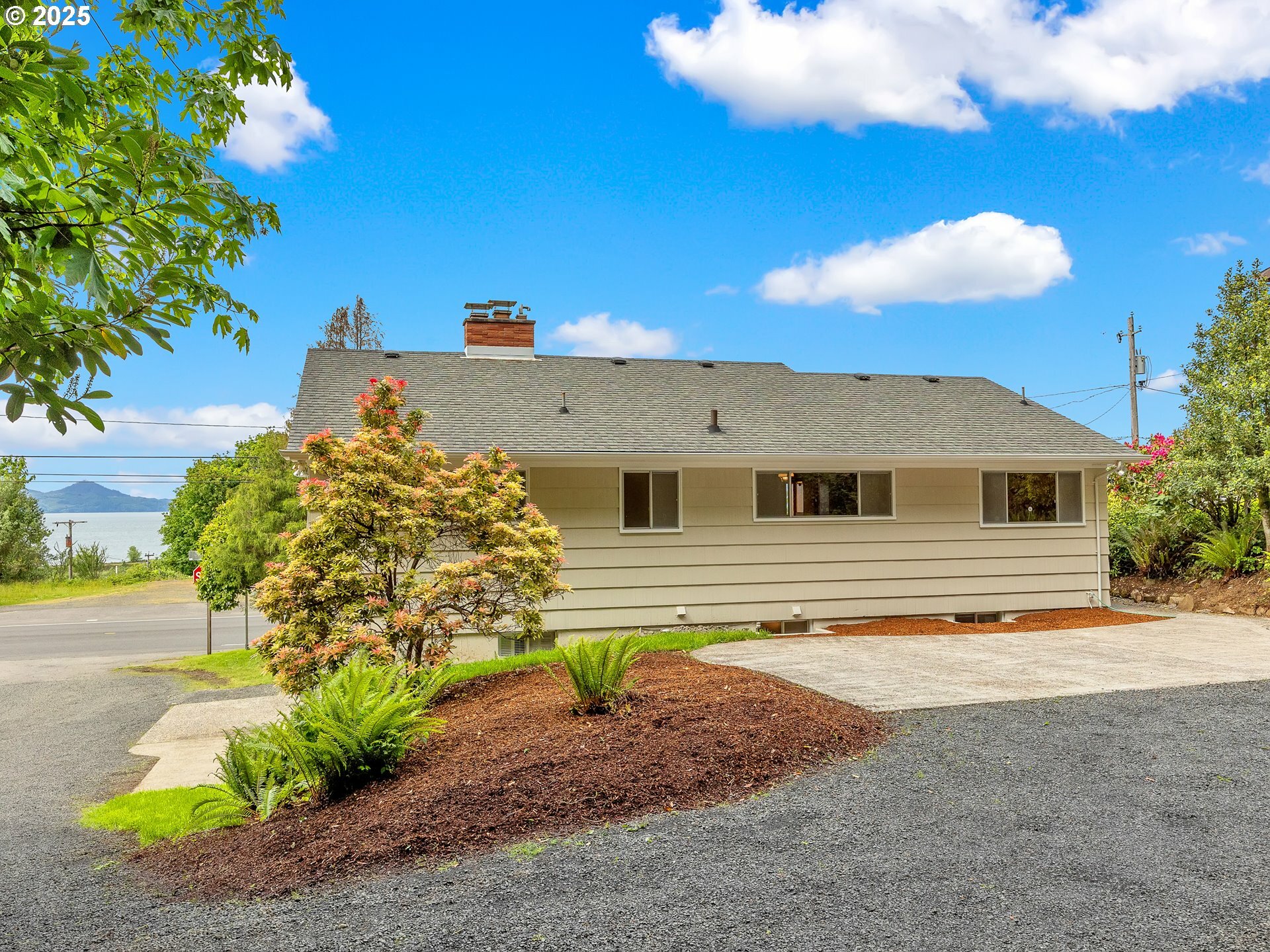 Property Photo: 4915 Leif Erikson Dr OR 97103