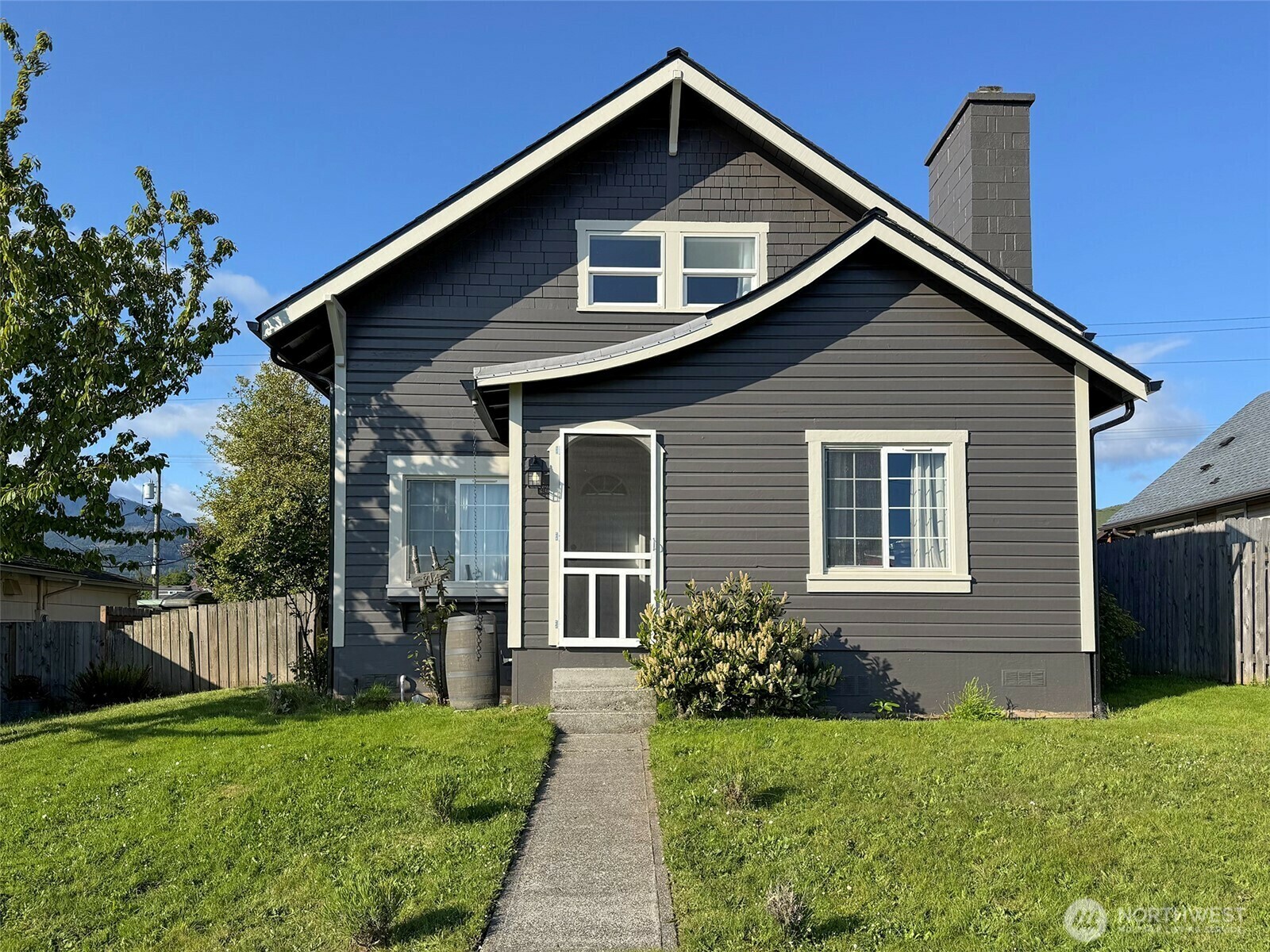 Property Photo: 814 W Fifth Street WA 98262