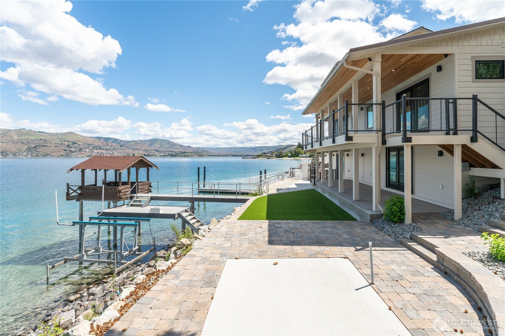 Property Photo: 972 S Lakeshore Road WA 98816