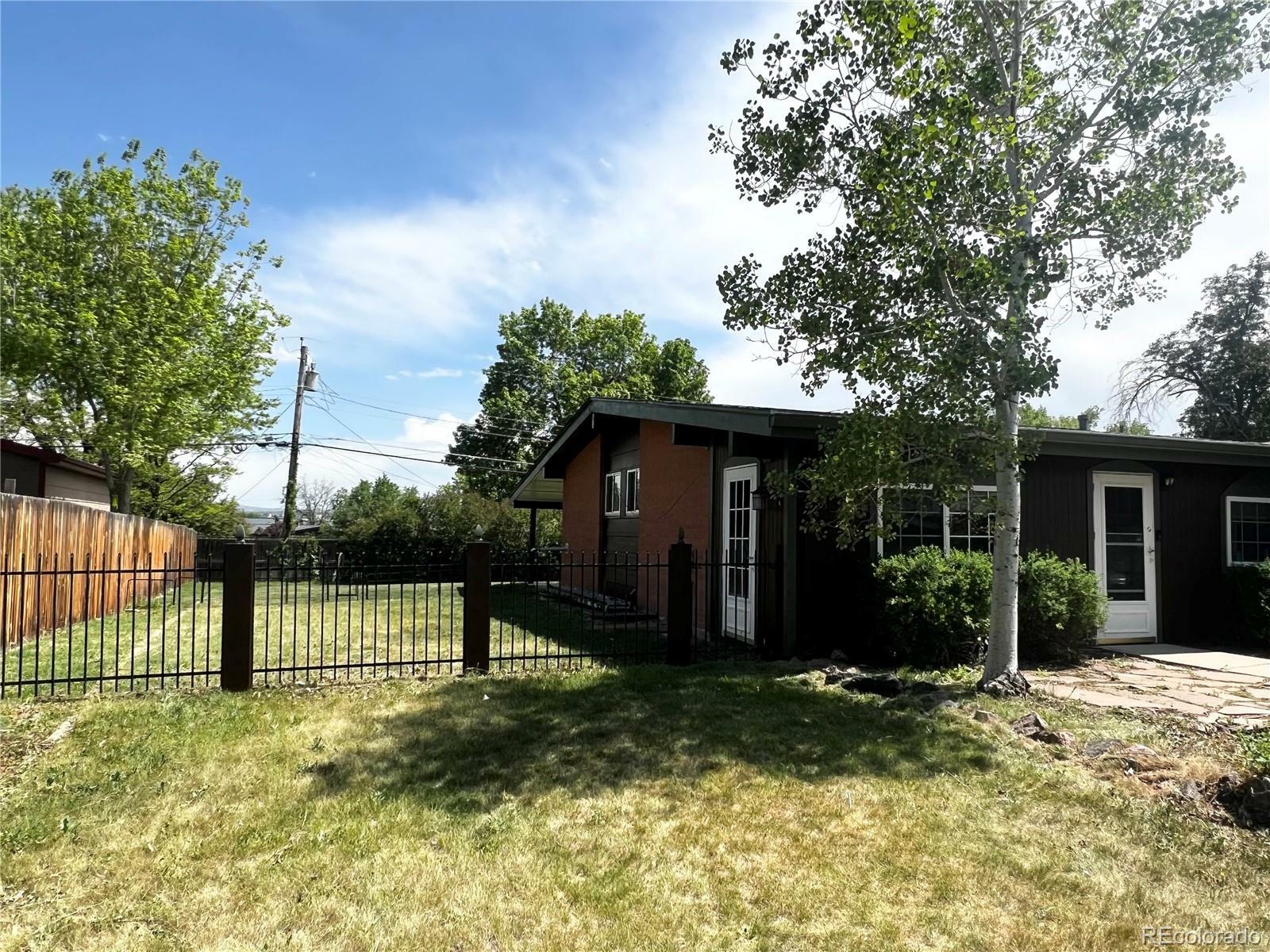 Property Photo: 5722 W Chestnut Avenue CO 80128