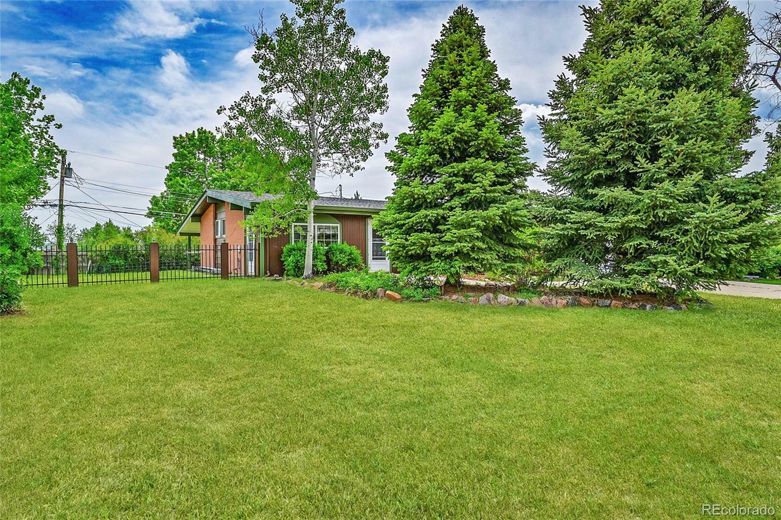 Property Photo: 5722 W Chestnut Avenue CO 80128