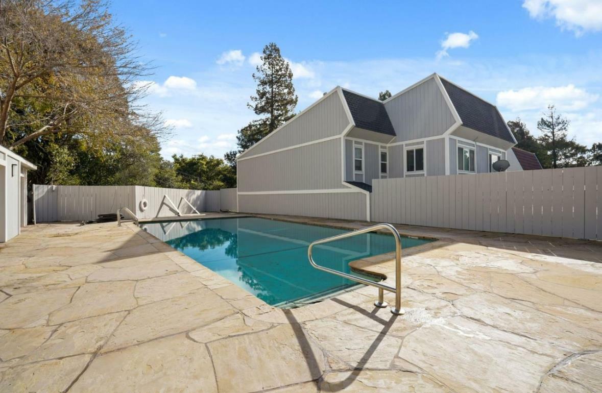 Property Photo: 1118 Continentals Way CA 94002