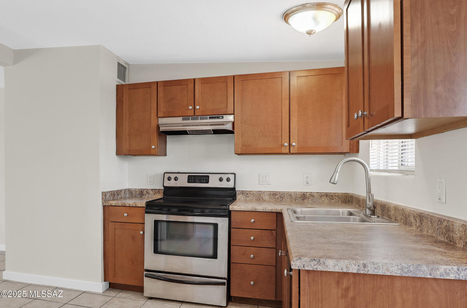 Property Photo: 2821 N Columbus Boulevard 11 AZ 85712