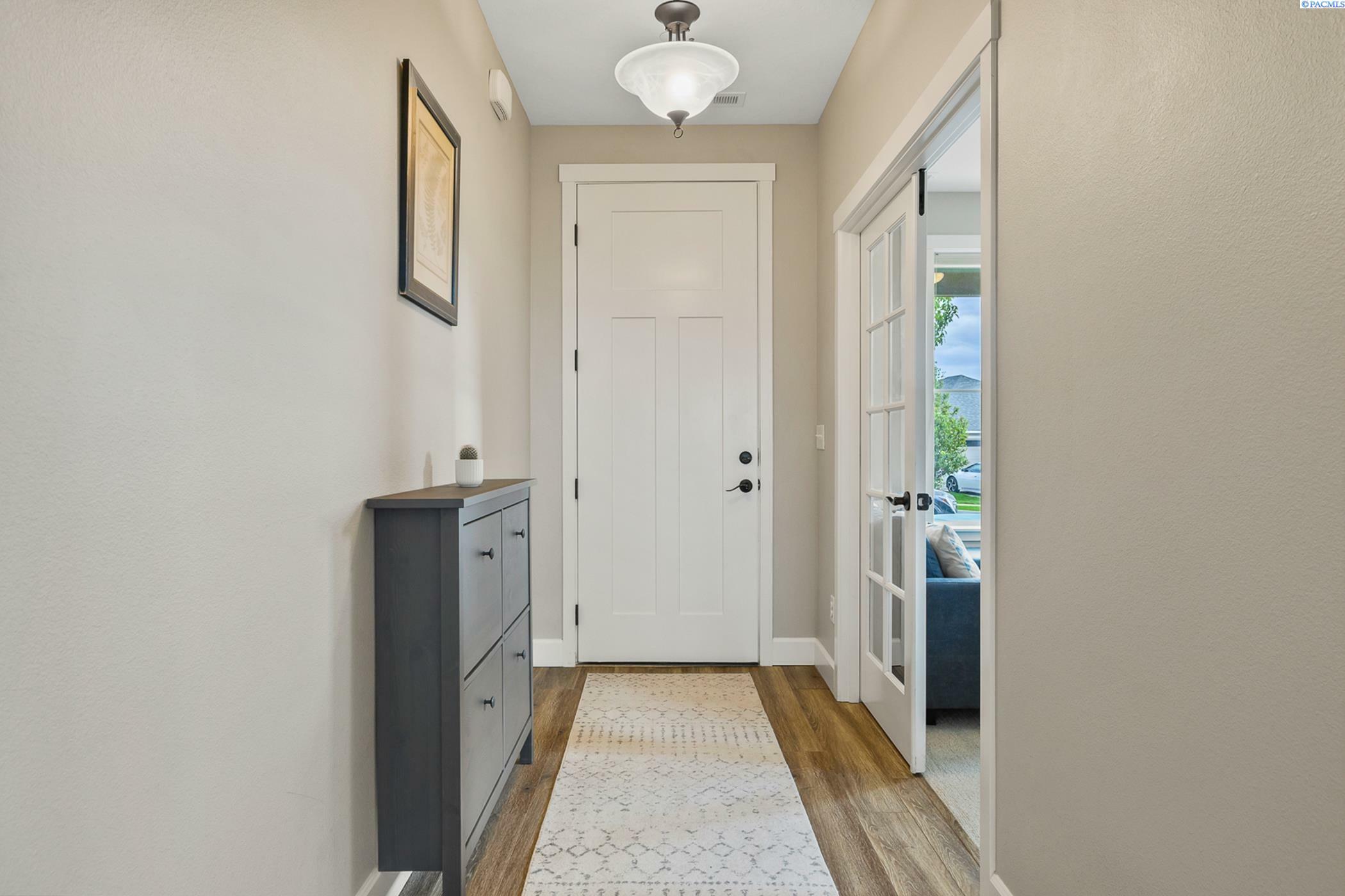 Property Photo: 4868 Smitty Dr WA 99352