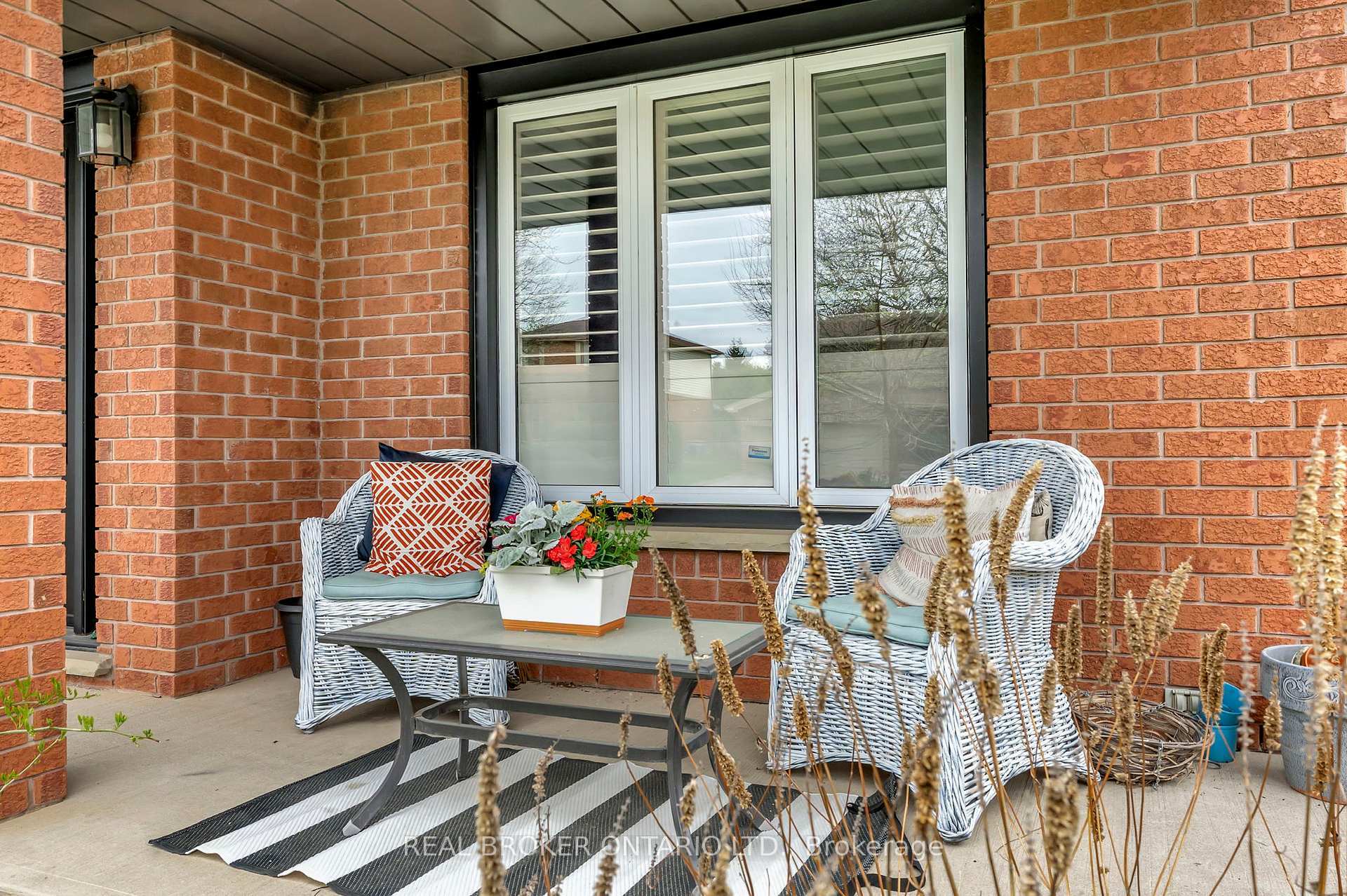 Property Photo: 52 Beckett Drive ON N3T 6G2