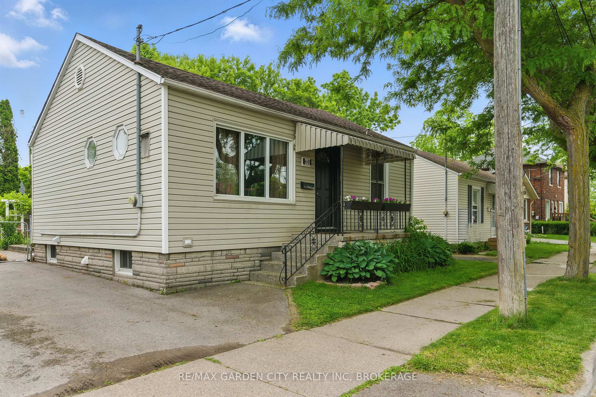 Property Photo: 68 Carlton Street ON L2R 1P8