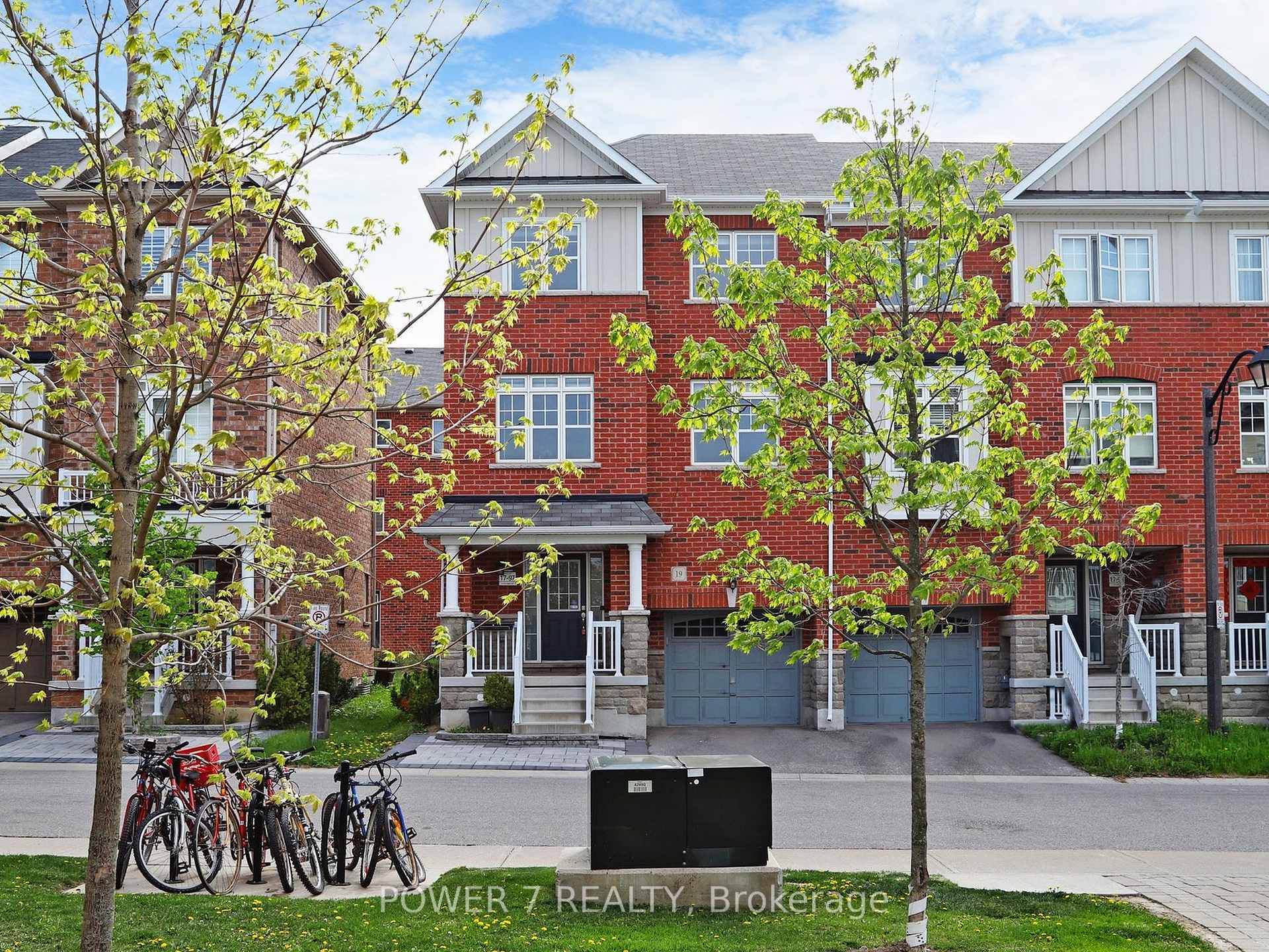 Property Photo: 19 Spiv Grove Way ON L6E 0T7