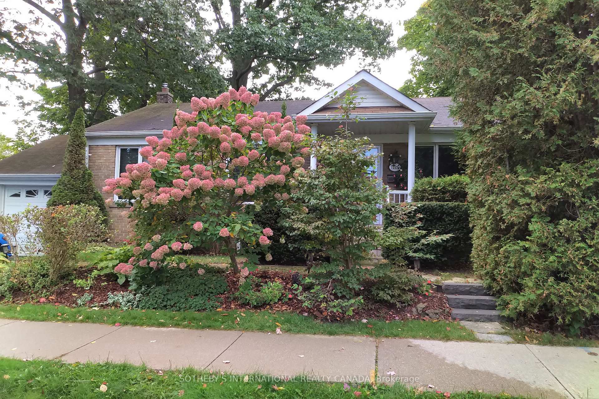 Property Photo: 1226 Crossfield Bend ON L5G 3P2