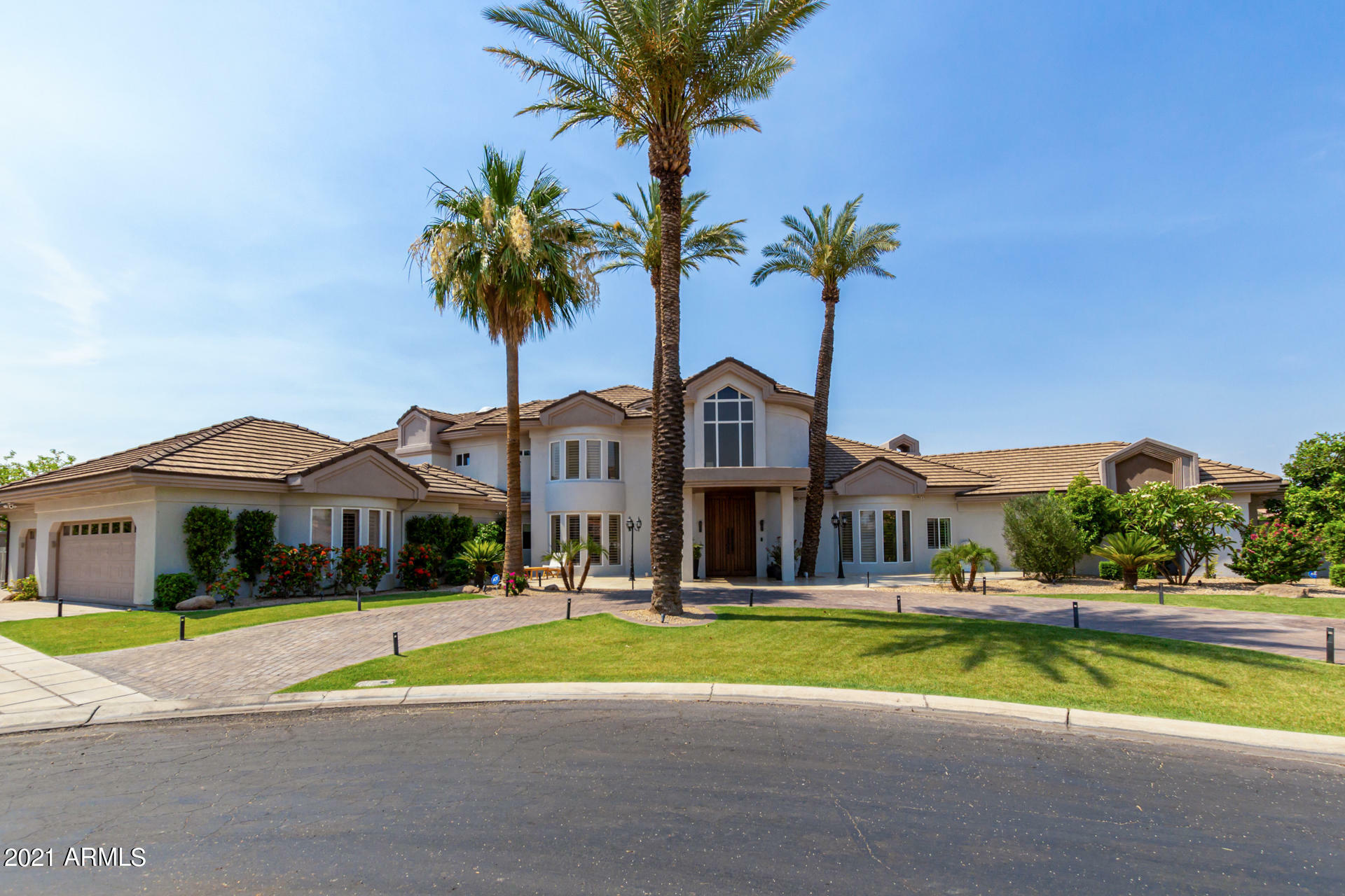 Property Photo: 1502 E Treasure Cove Drive AZ 85234