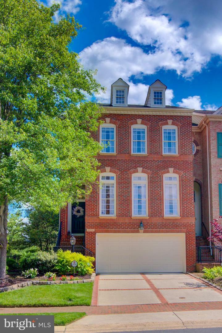 Property Photo: 43781 Bent Creek Terrace VA 20176