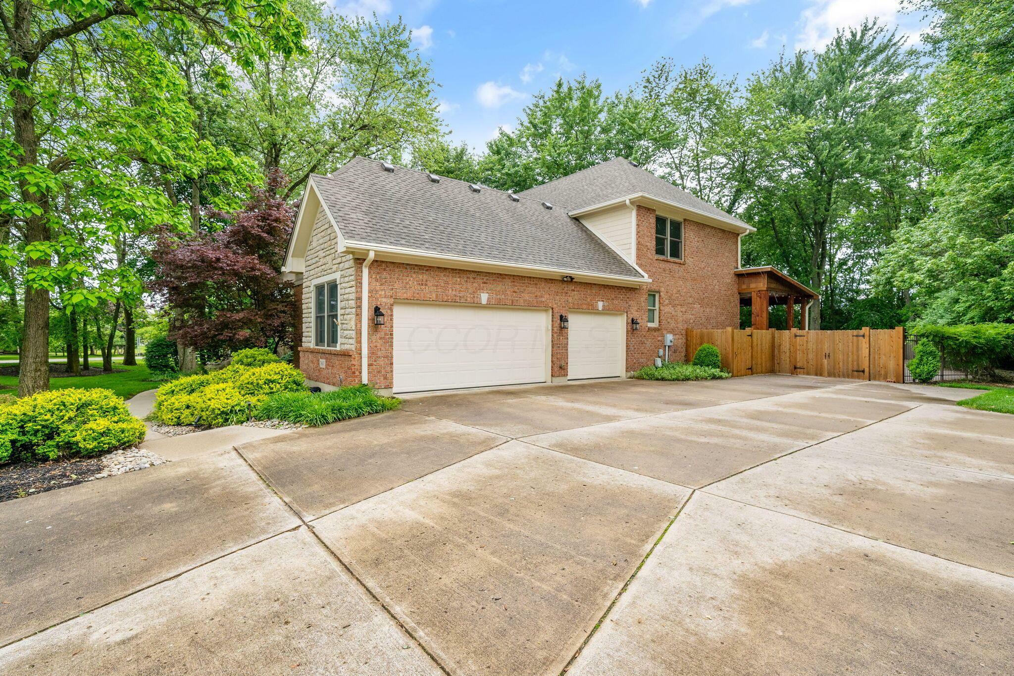 Property Photo: 7607 Stone Ridge Drive OH 45066