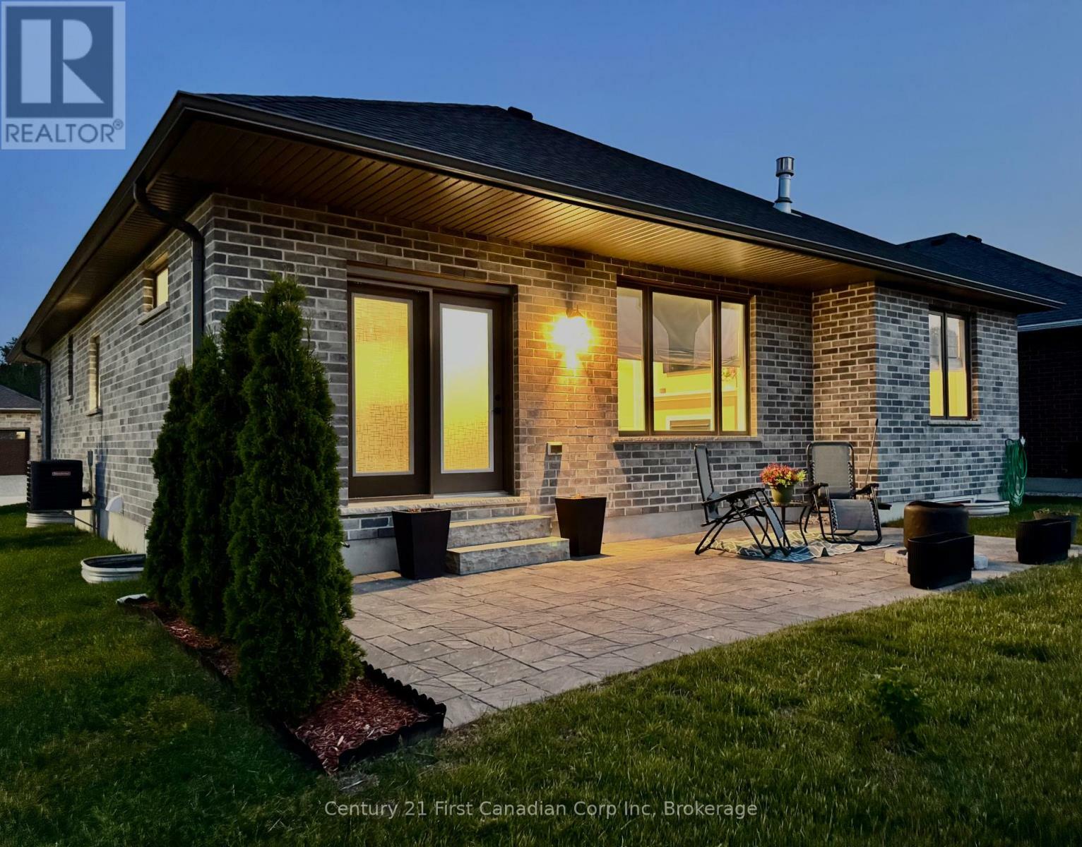 Property Photo: 121 Robin Ridge Drive 35 ON L0L 1B0