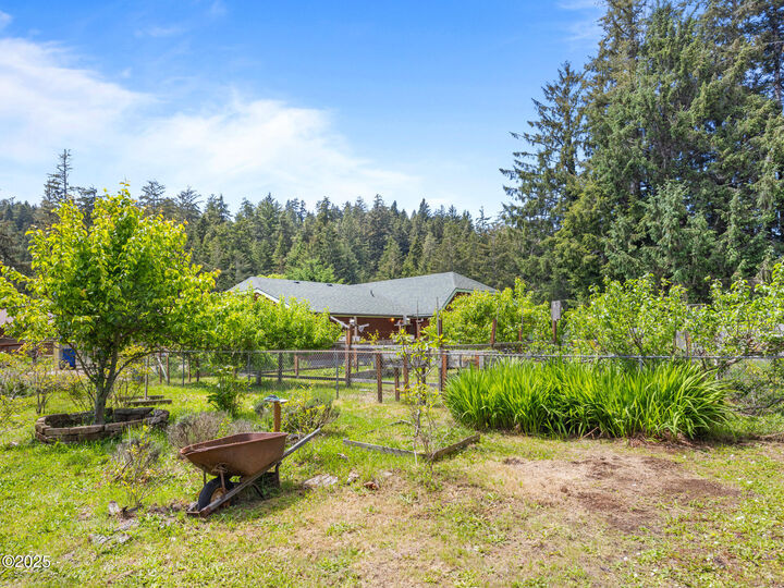 Property Photo: 824 SE Home Port Lane OR 97394