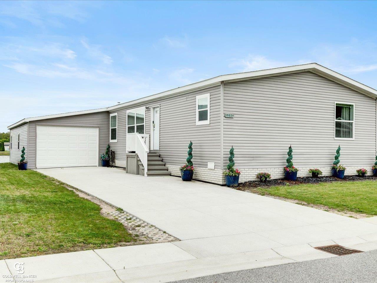 Property Photo: 6280 Square Lake Drive MI 48074