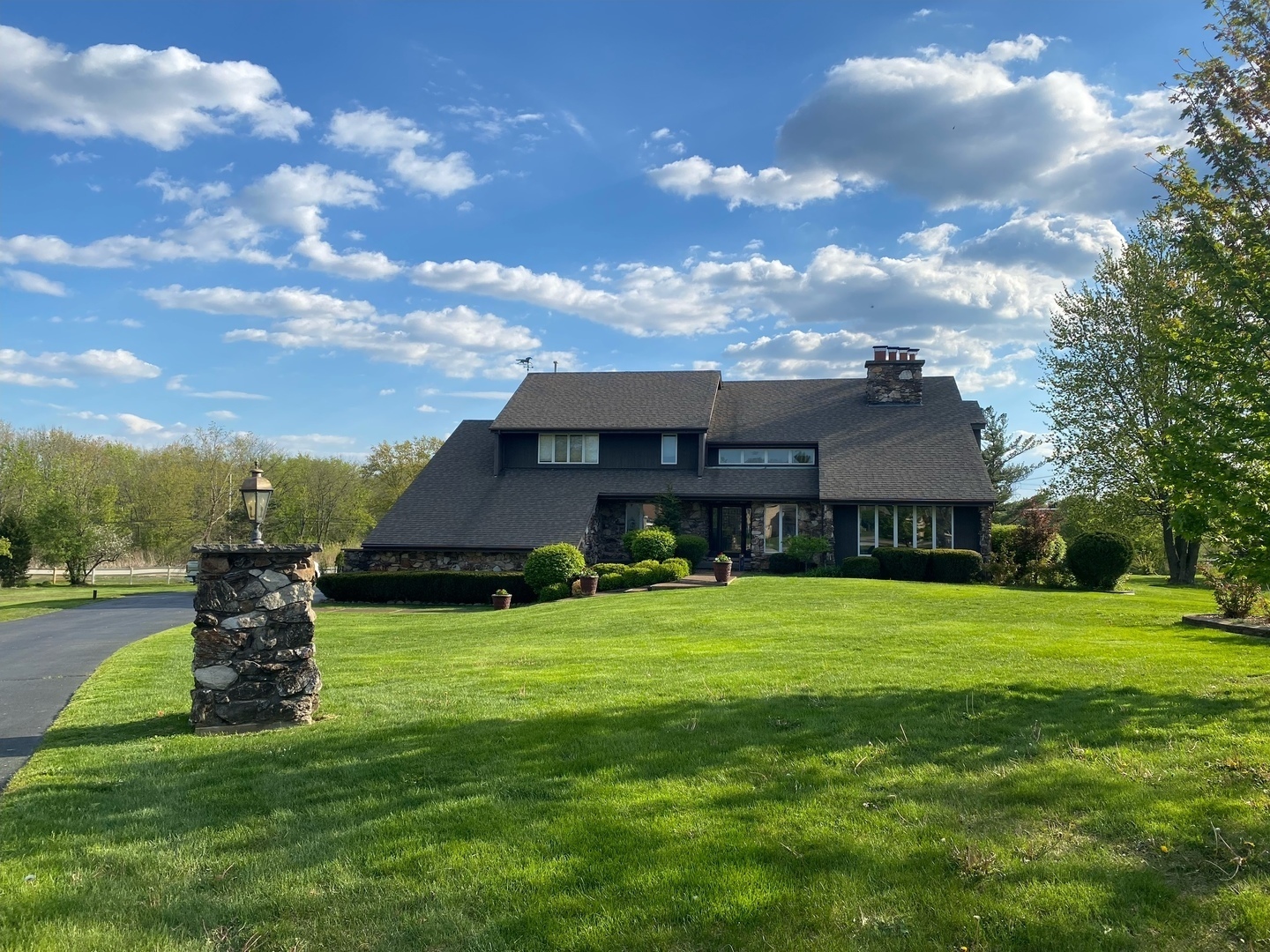 Property Photo: 7 Surrey Road IL 60439