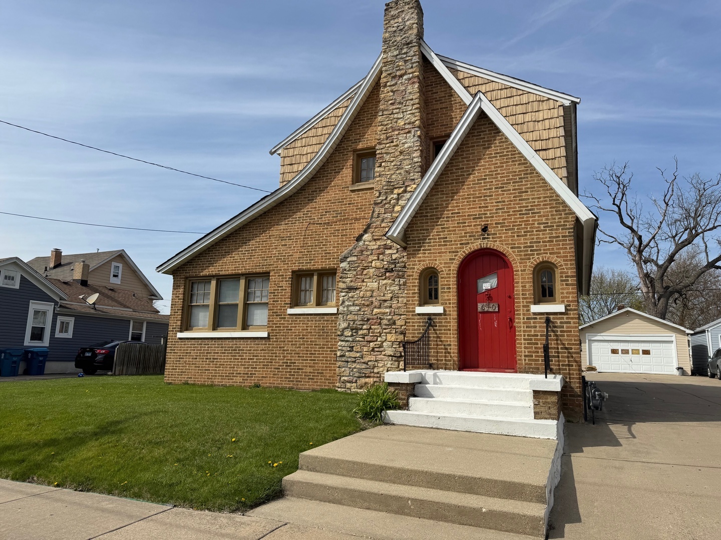 Property Photo:  610 E Benton Street  IL 60505 