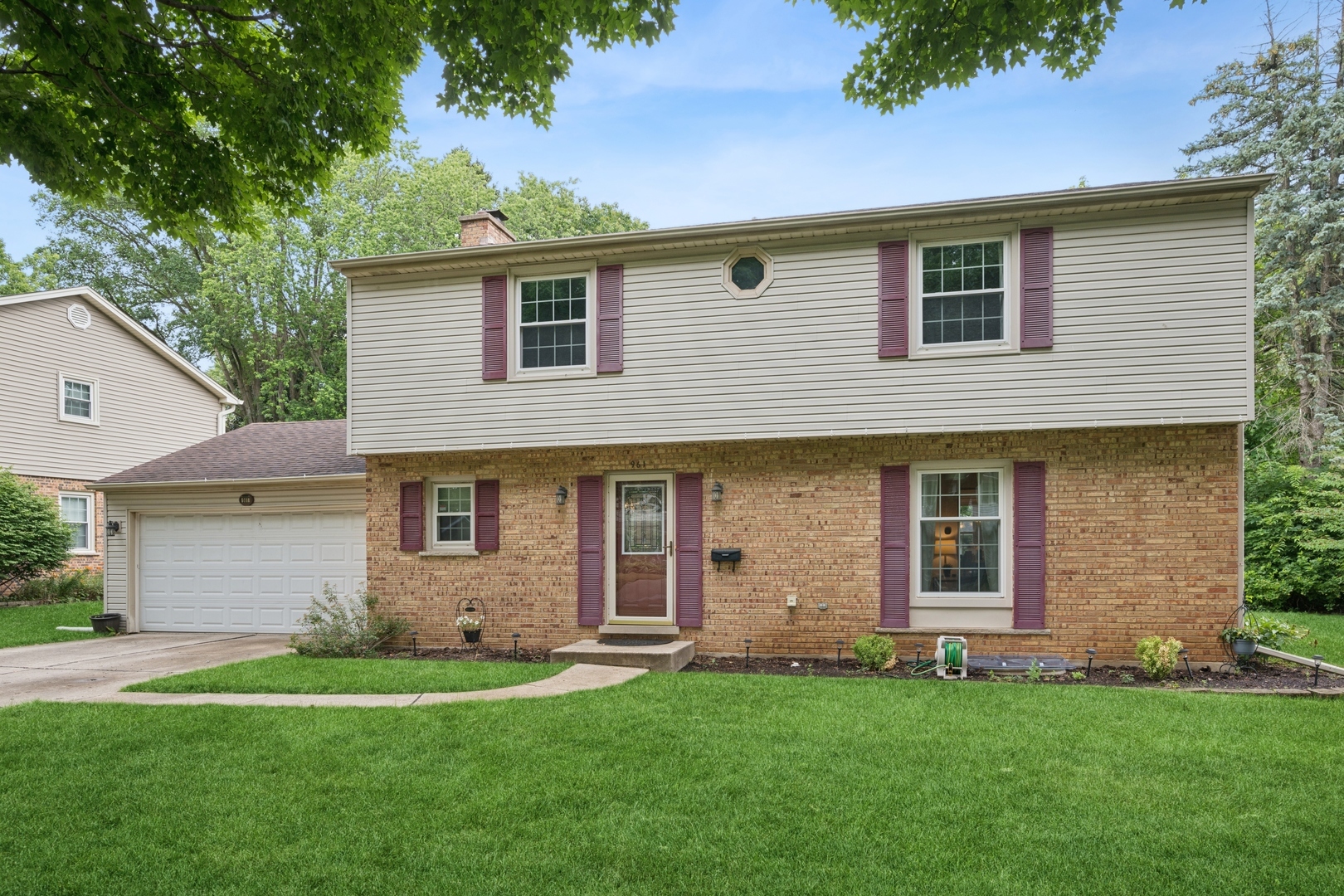 Property Photo: 961 N Arrowhead Drive IL 60074