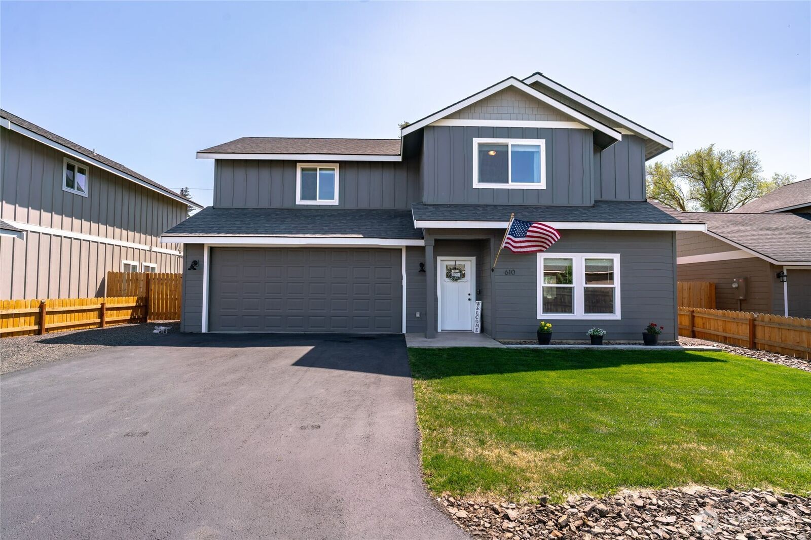 Property Photo:  610  Laura Lane  WA 98926 