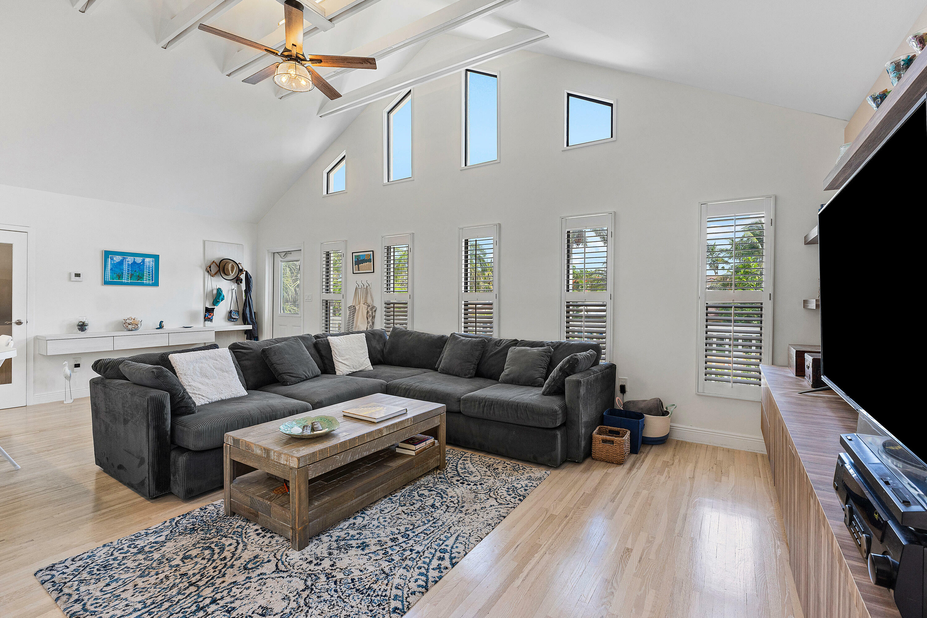 Property Photo: 638 NE 8th Avenue FL 33435