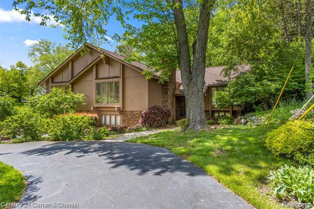 Property Photo: 2211 Shore Hill Drive MI 48323