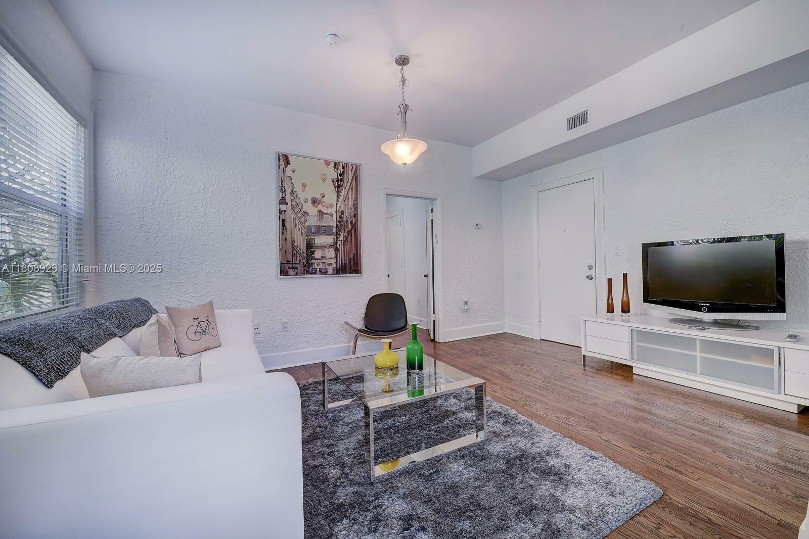 Property Photo: 900 16th St 204 FL 33139