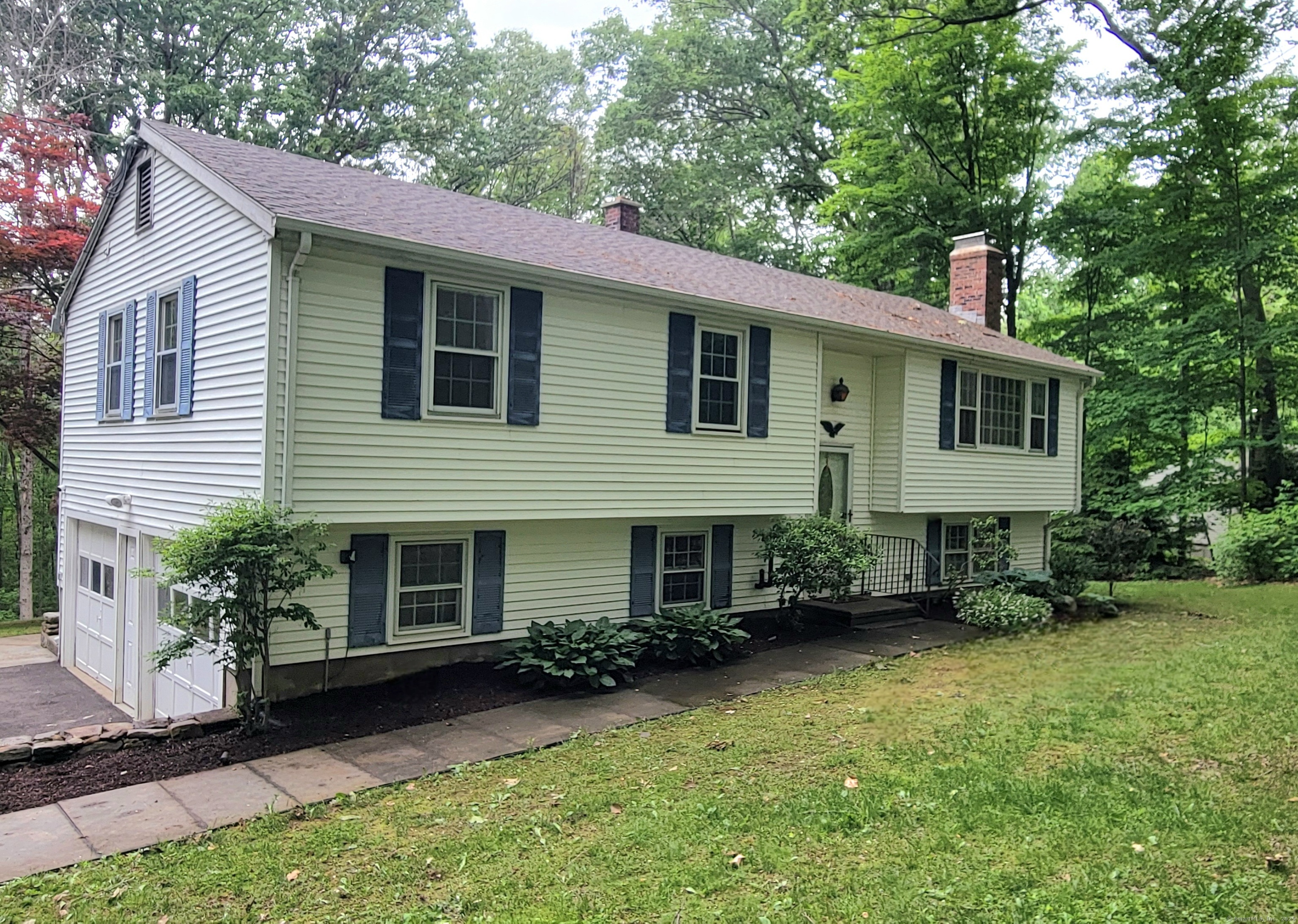 Property Photo: 550 West Lake Avenue CT 06437