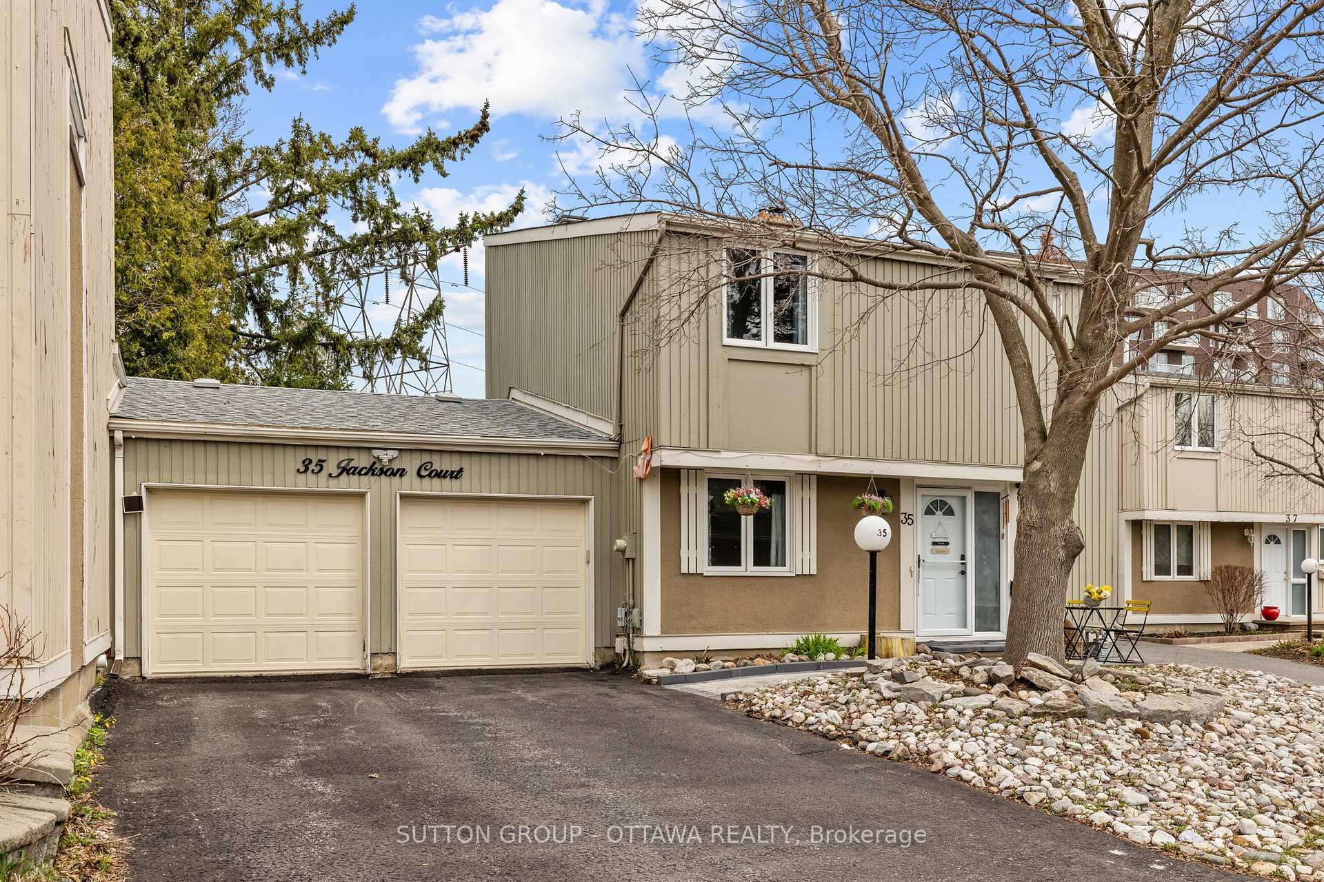 Property Photo: 35 Jackson Court ON K2K 1B6