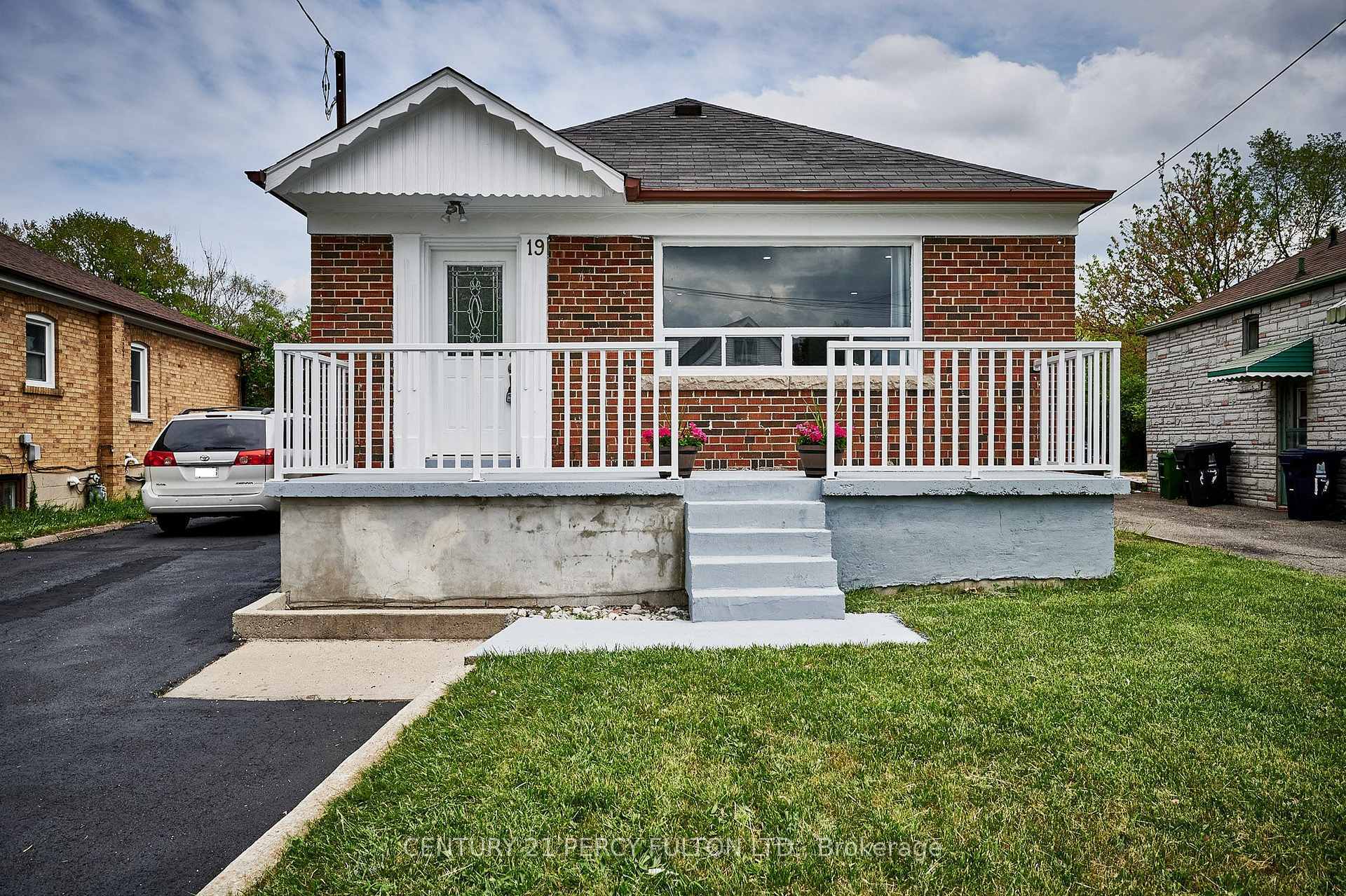 Property Photo: 19 Lynvalley Crescent Bsmt ON M1R 2V1
