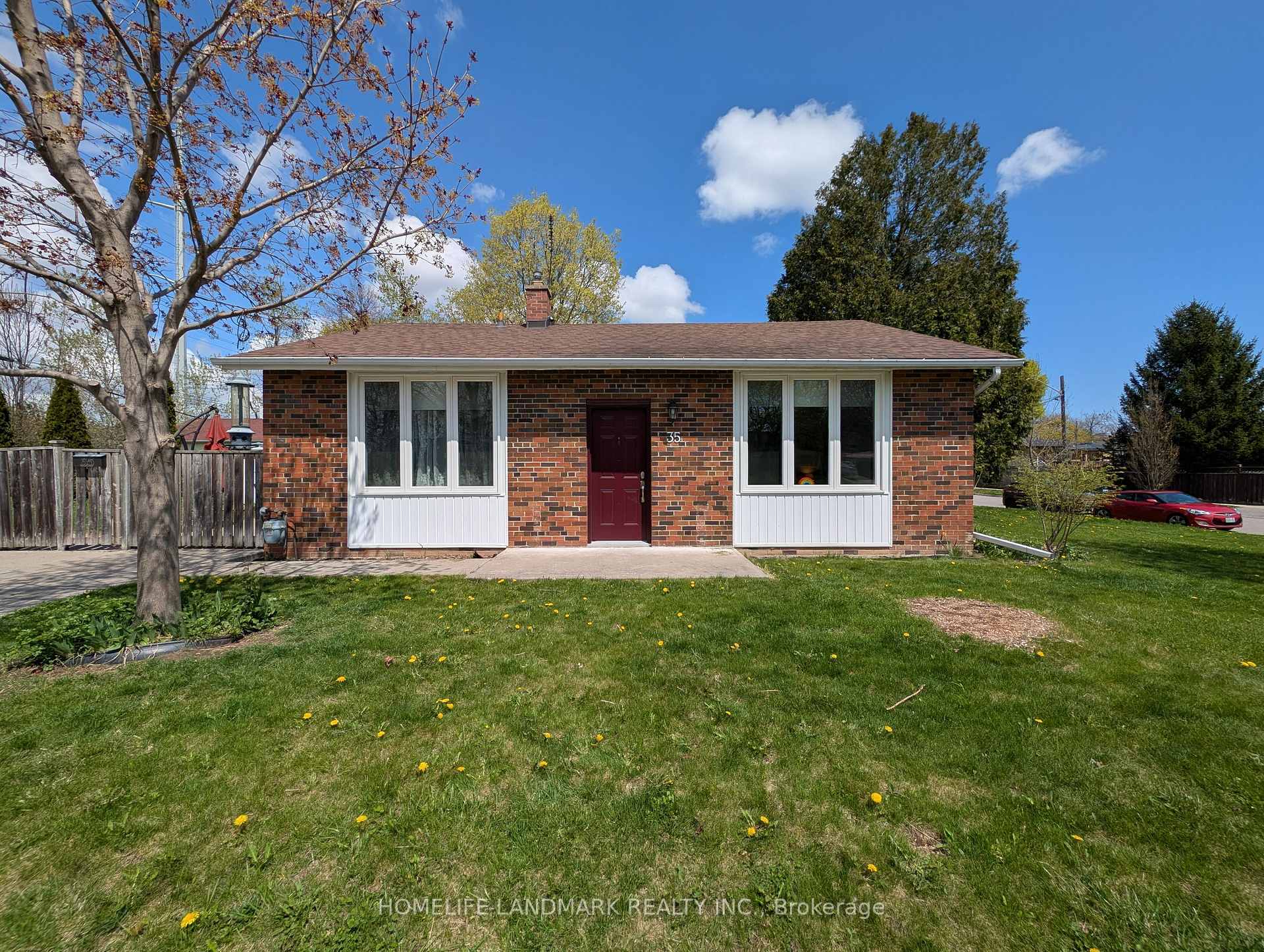 Photo de la propriété: 35 Benshire Drive ON M1H 1M3