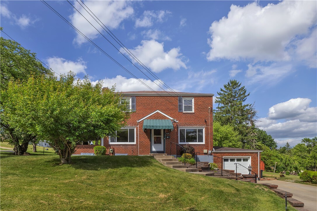 Property Photo: 320 Pinevue Dr PA 15146