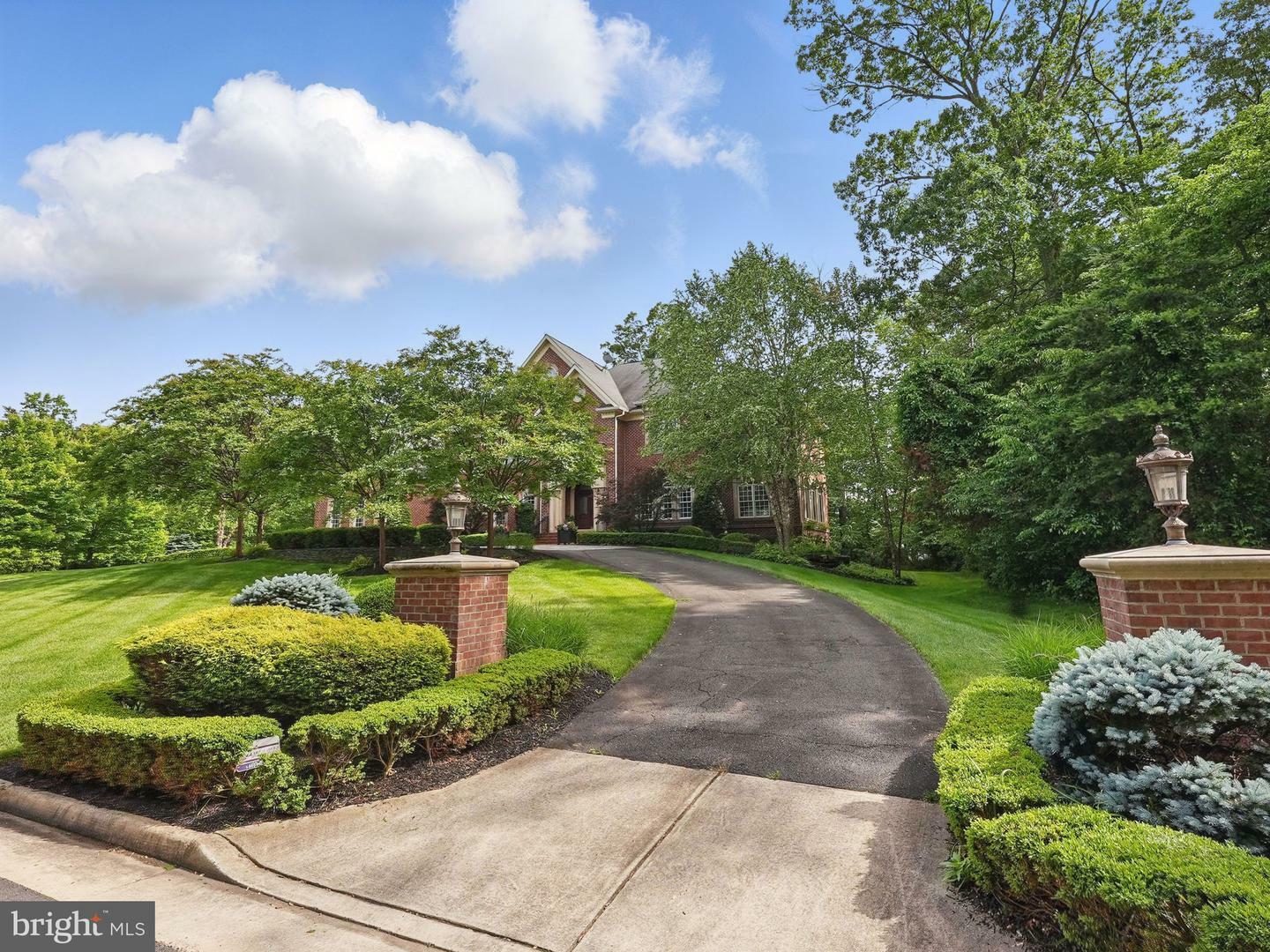 Property Photo: 2555 Vale Ridge Court VA 22124