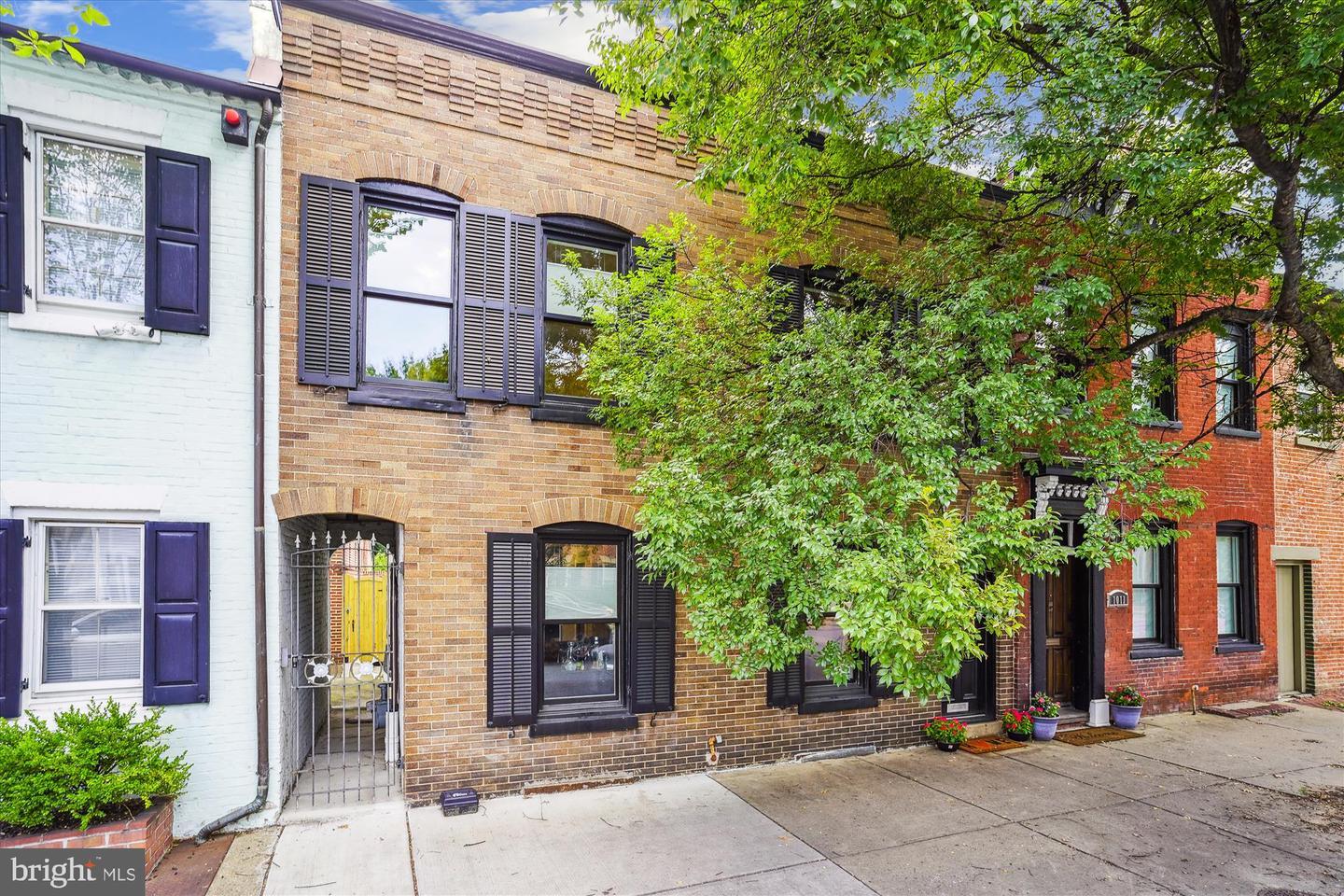 Property Photo: 1015 Duke Street VA 22314