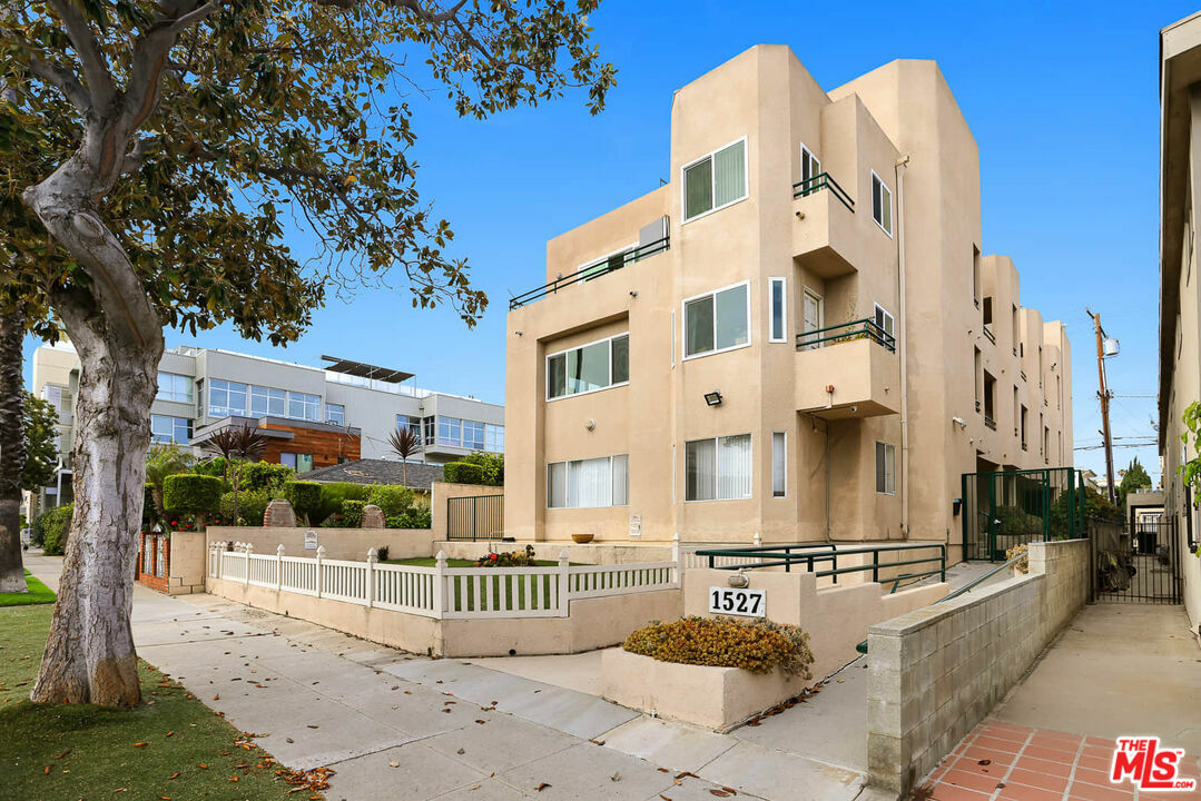 Property Photo:  1527 9th St  CA 90401 