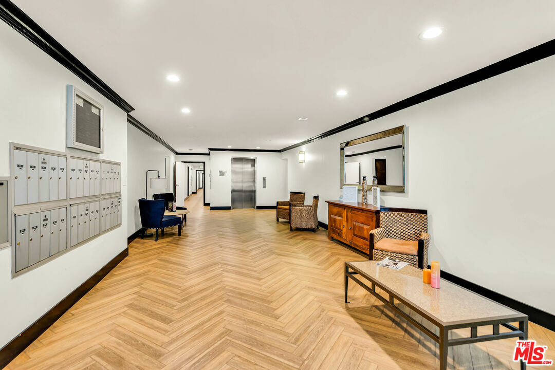 Property Photo: 15248 Dickens St CA 91403