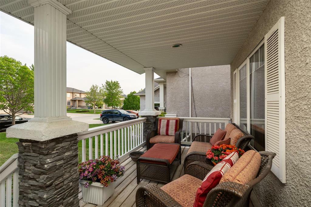 Property Photo: 59 Vadeboncoeur Drive MB R2N 4P9
