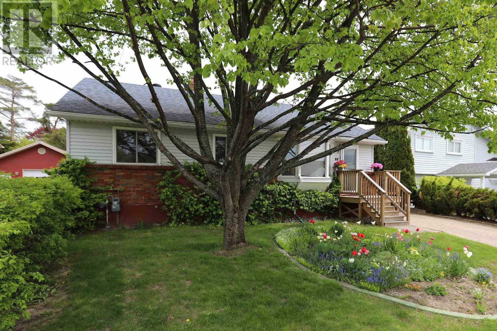 Photo de la propriété: 44 Angelina Ave ON P6A 4C6