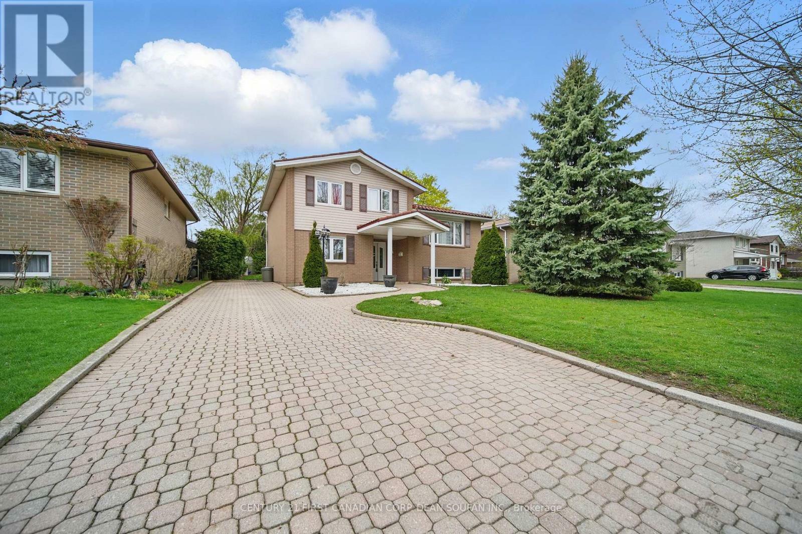 Property Photo: 104 Antrim Crescent ON N6E 1G8