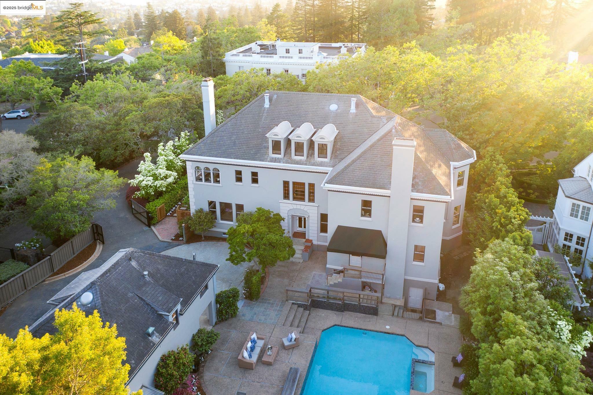Property Photo: 22 Sea View Ave CA 94611