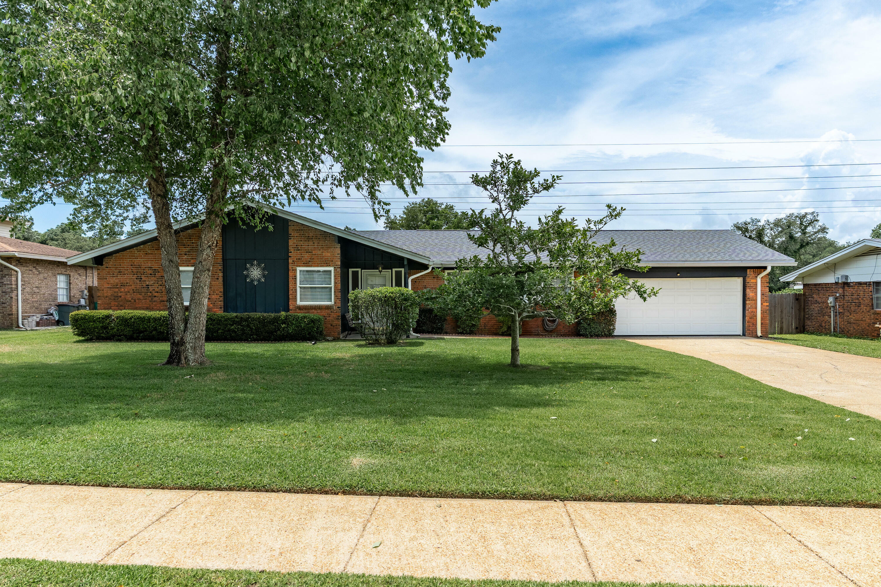 Property Photo: 310 NW Jonquil Avenue FL 32548