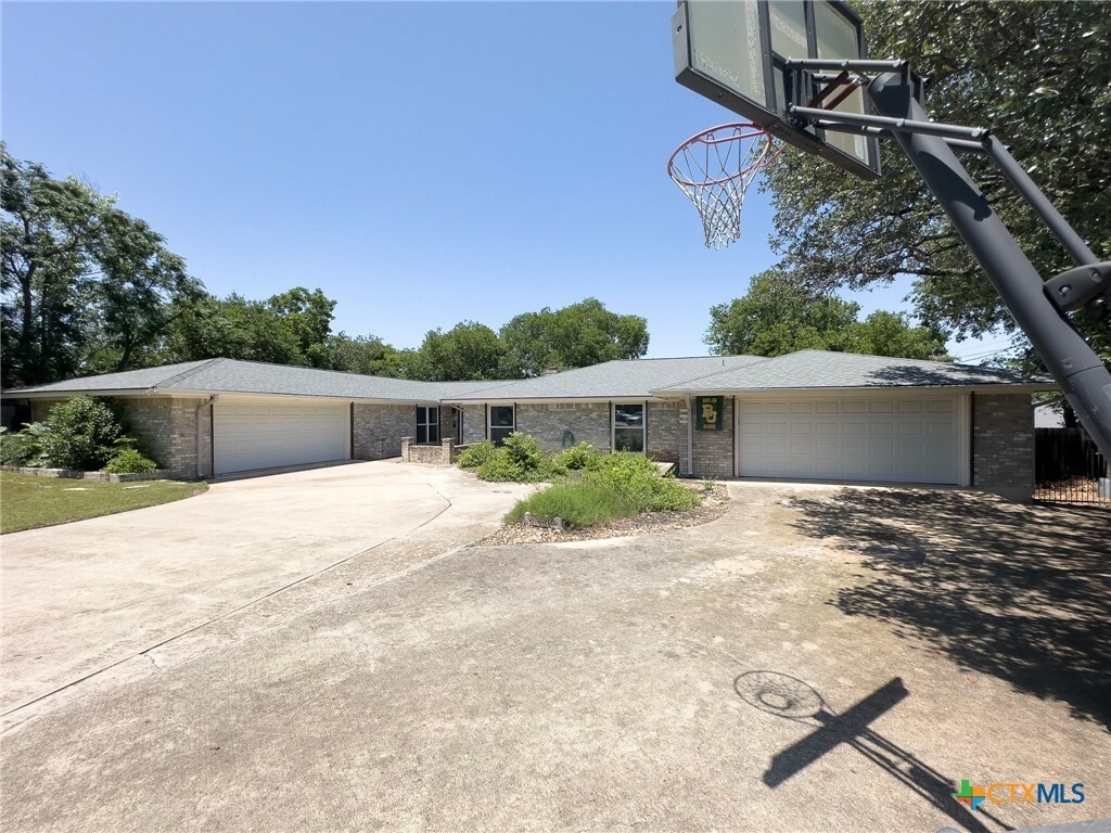 Property Photo: 105 Oakmont Circle TX 76548