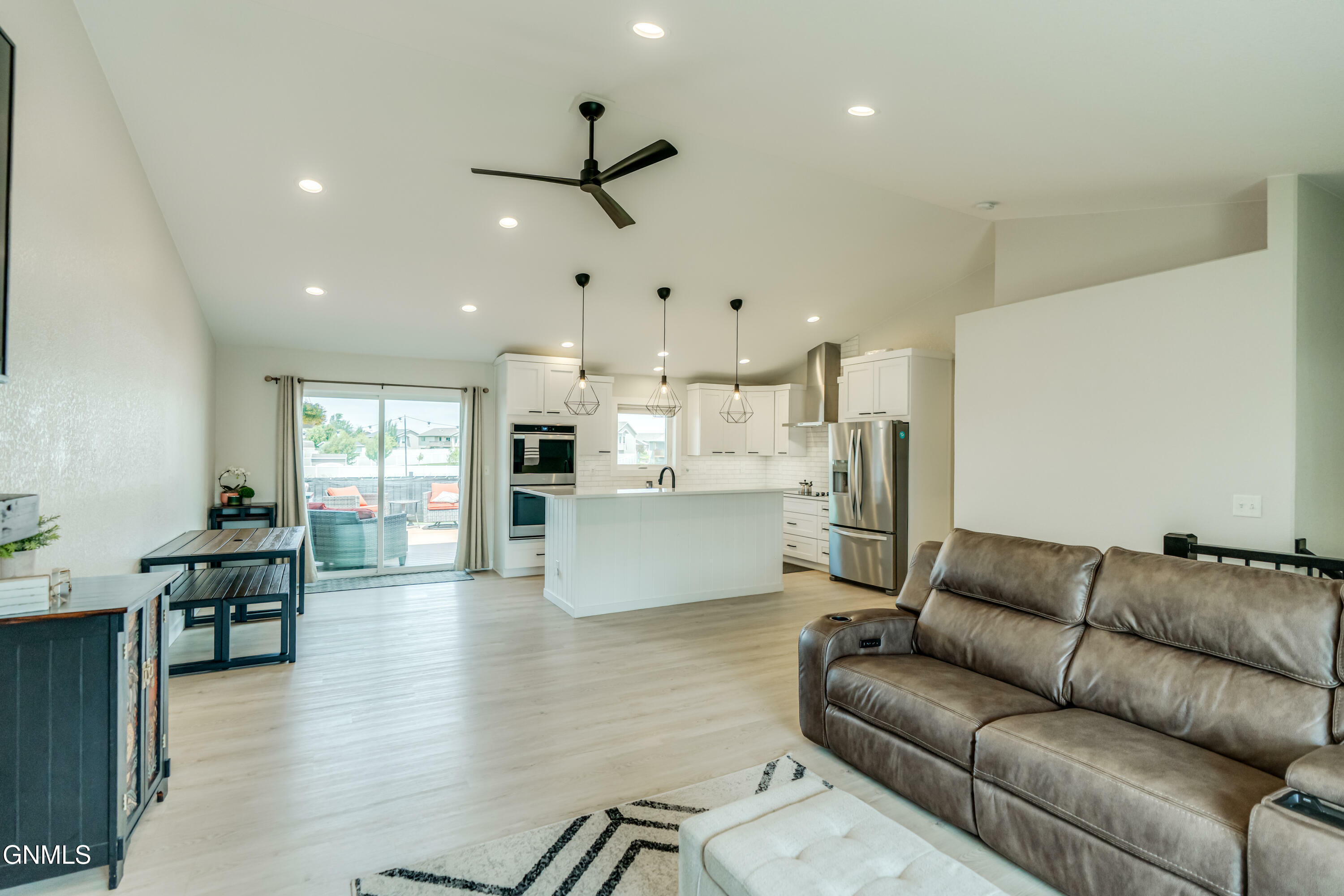 Property Photo:  406 Cobblestone Loop SW  ND 58554 