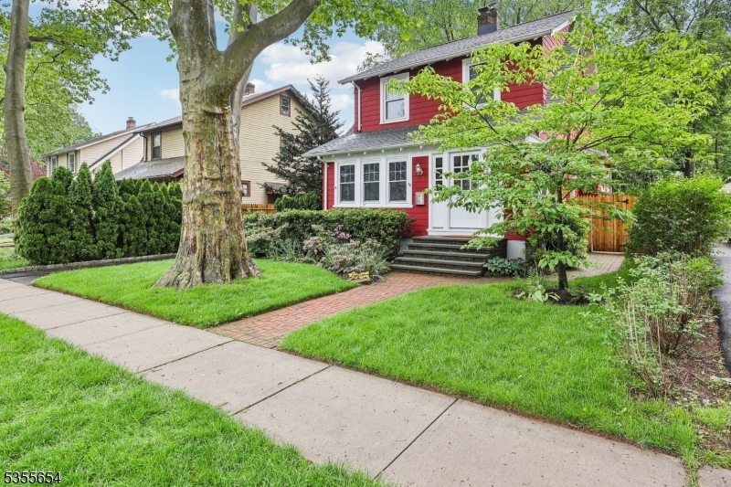 Property Photo:  5 Laurel Pl  NJ 07028 