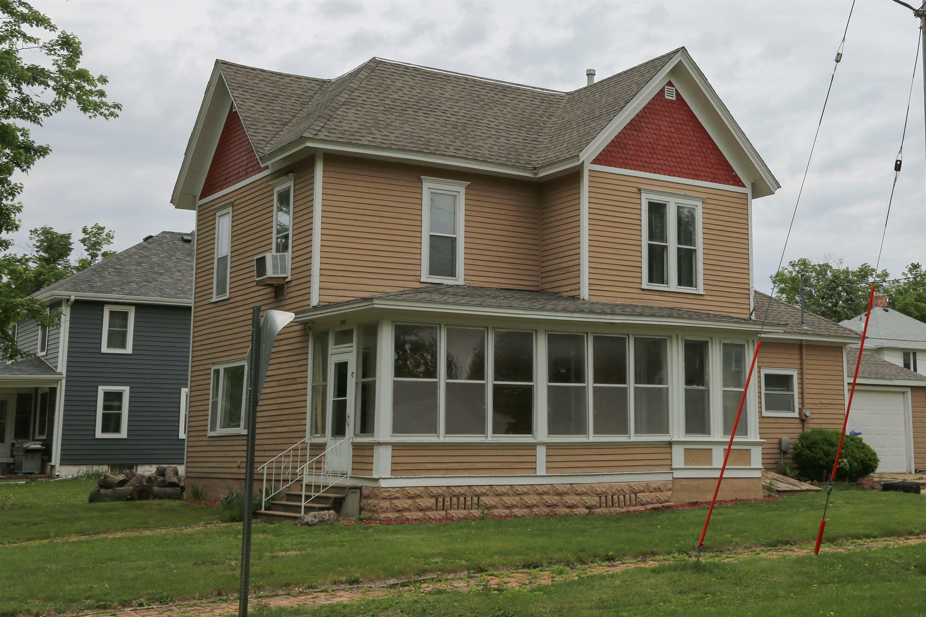 Property Photo:  302 Woodbridge Street  IA 50658 